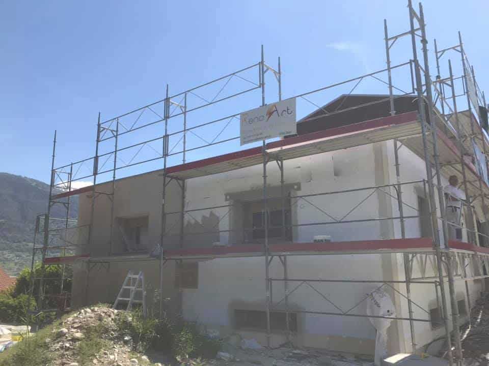 Maison en rénovation avec échafaudages.