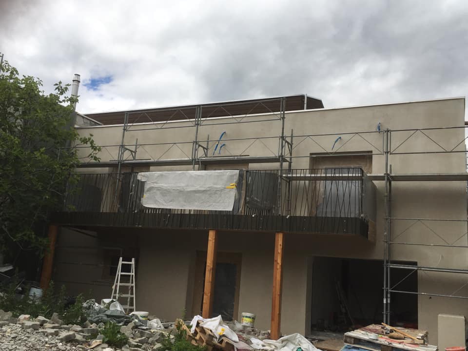 Maison en rénovation avec échafaudages.