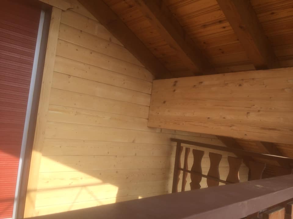 Intérieur d'un chalet en bois sous pente.