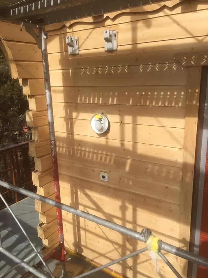 Mur en bois avec échafaudage.