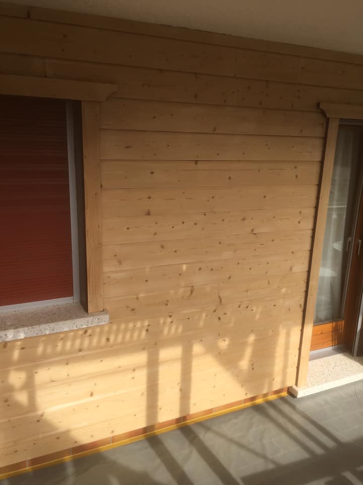 Mur extérieur en bois sous le soleil.