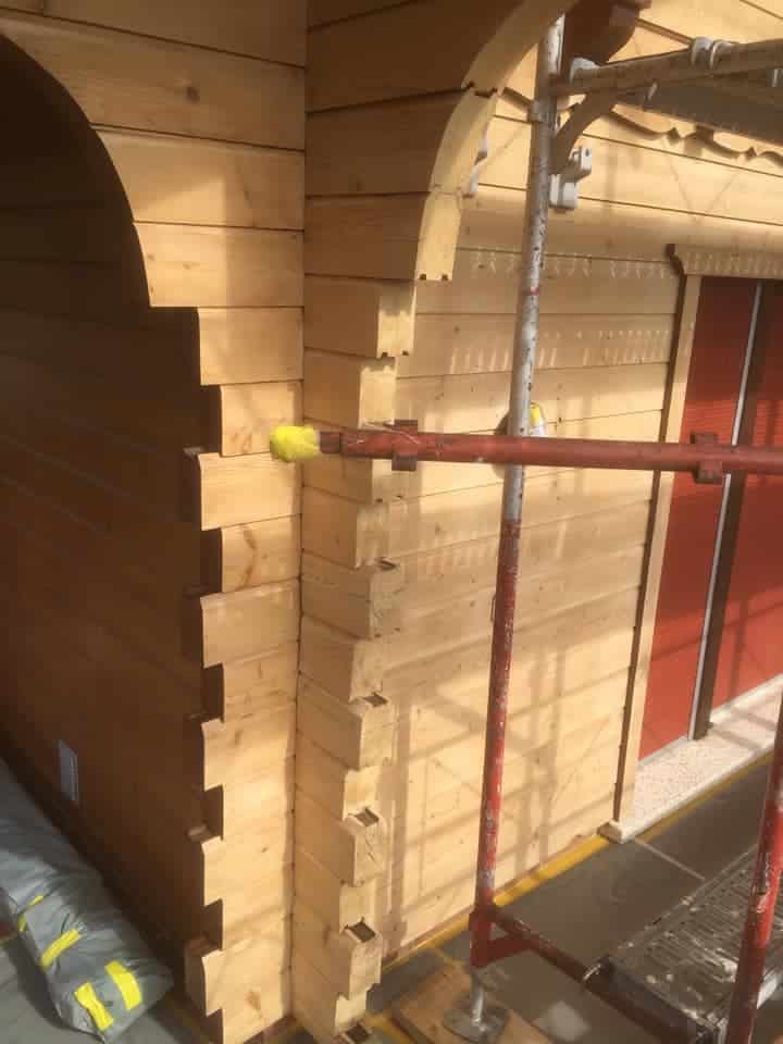 Construction d'un mur en bois profilé.