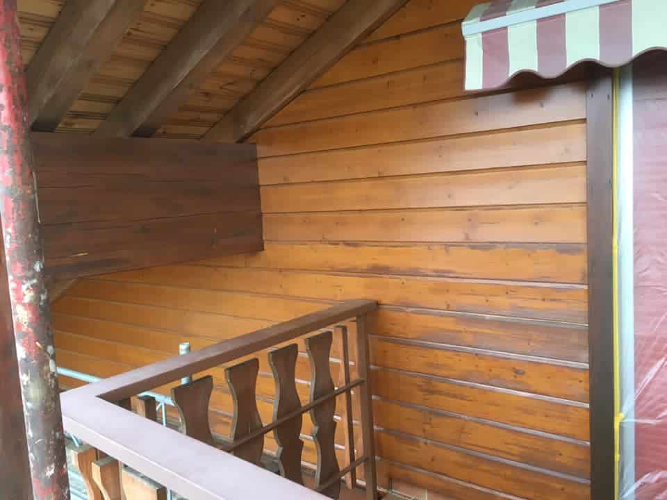 Balcon en bois sous un toit.