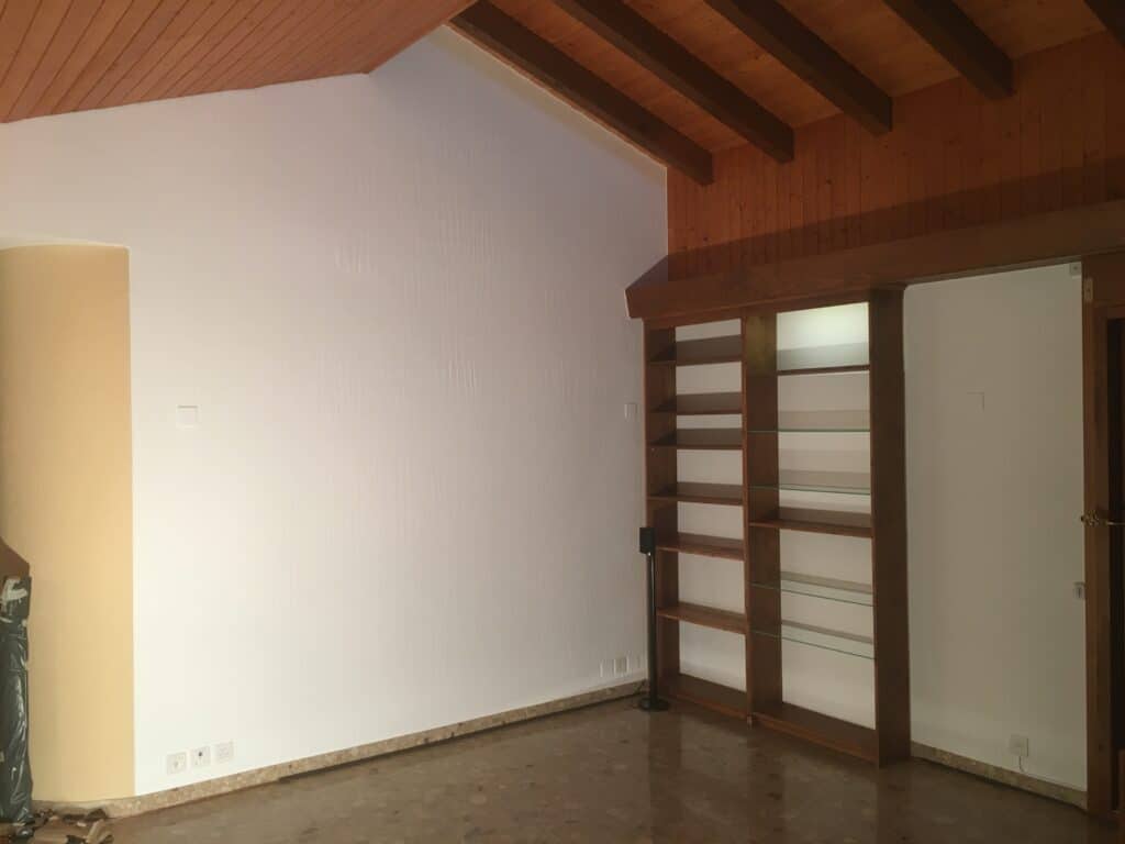 Salle vide avec étagères en bois.