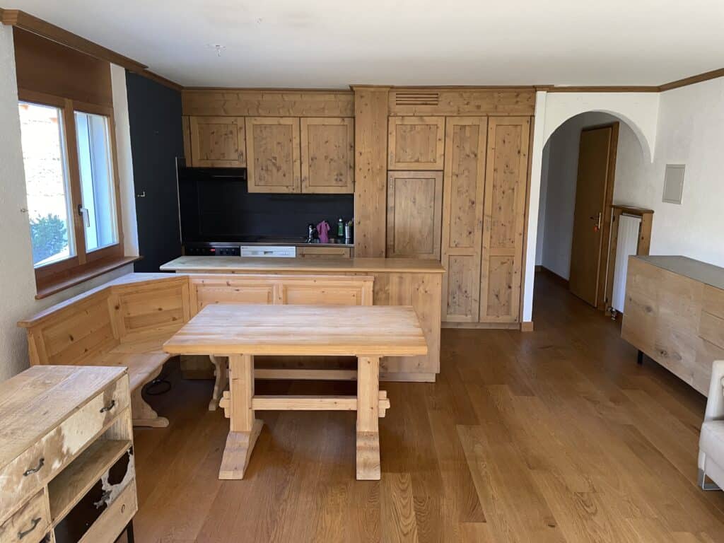 Cuisine en bois avec salle à manger.