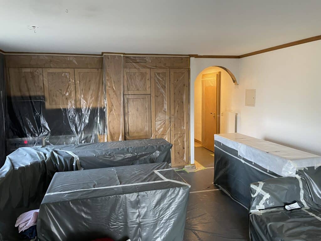 Salon protégé pour travaux de rénovation intérieure.
