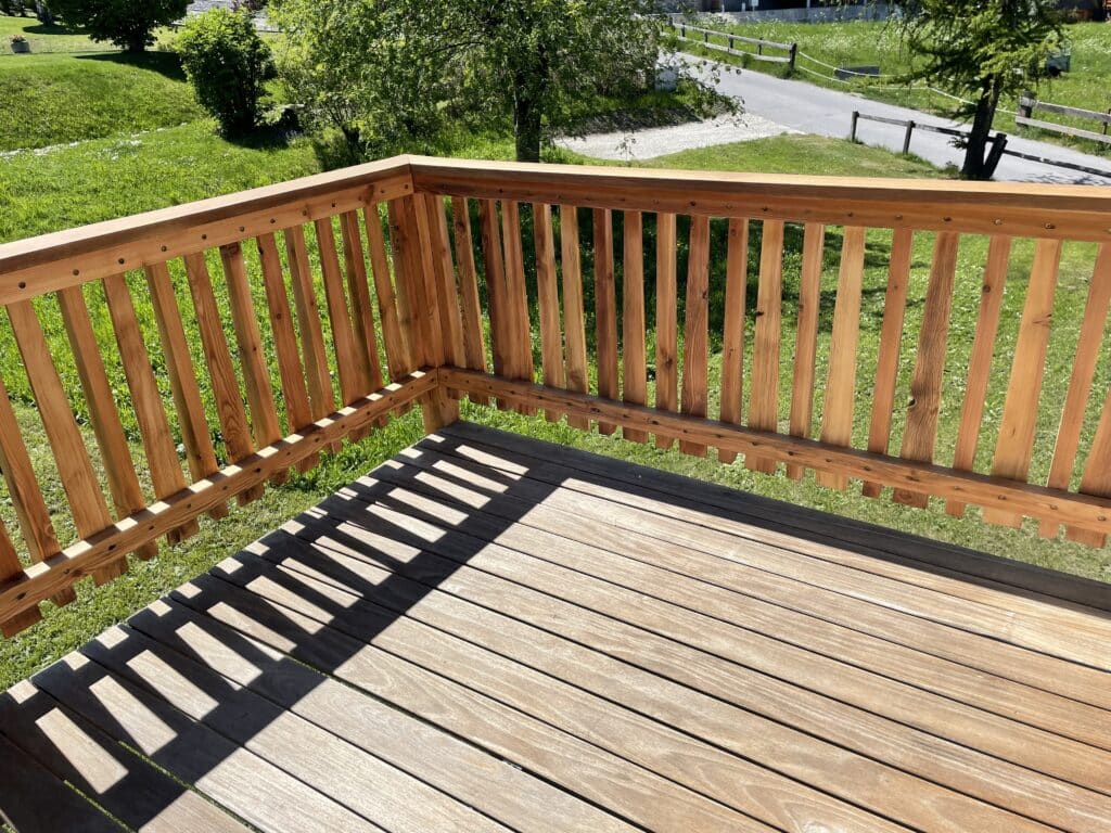 Terrasse en bois sous un soleil éclatant.