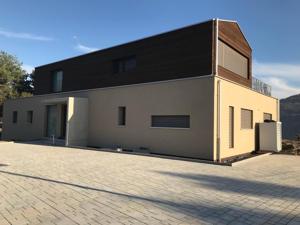 Maison moderne avec façade beige et brune.