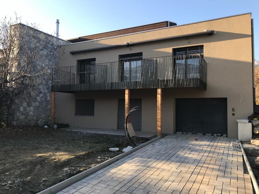 Maison moderne avec balcon et allée pavée