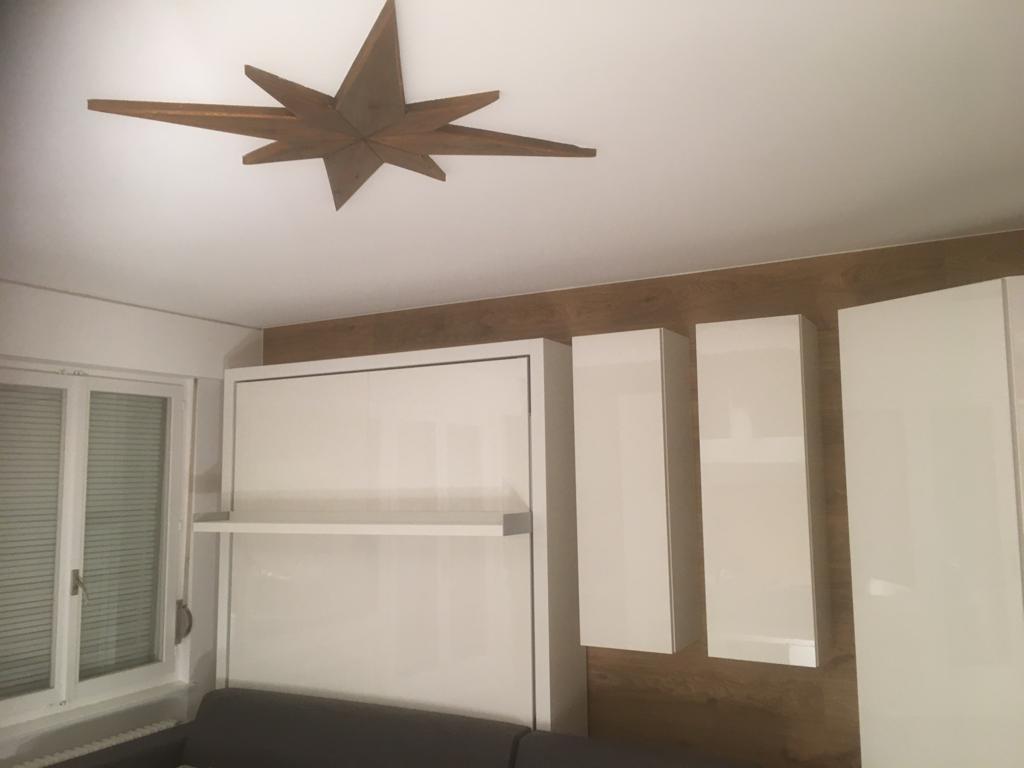 Chambre moderne avec décoration étoile au plafond.