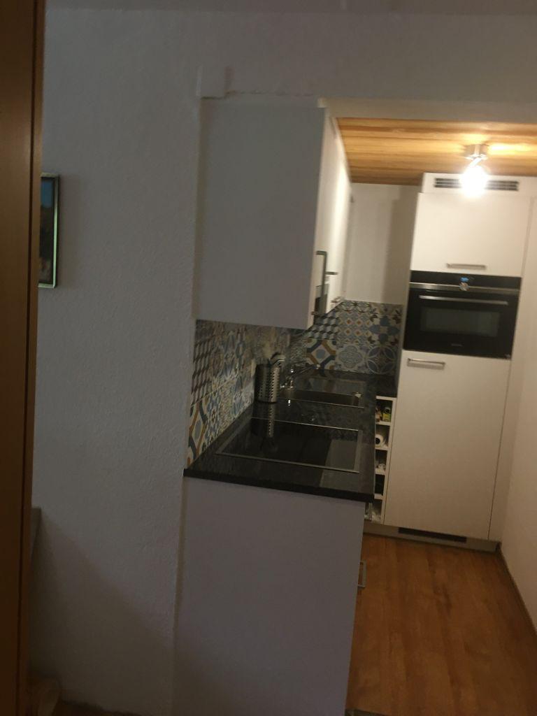 Cuisine moderne avec carrelage décoratif.